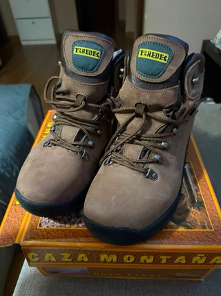 Botas de Montaña Paredes Marrones