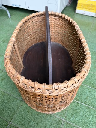 Revistero de mimbre y madera