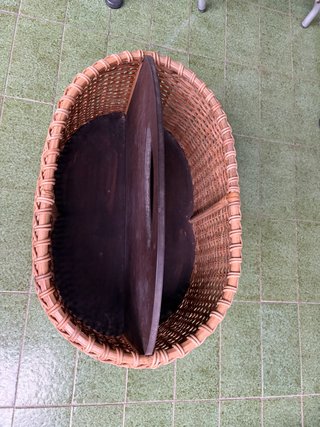 Revistero de mimbre y madera