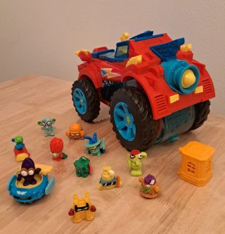 Coche SuperThings Todoterreno con muñecos