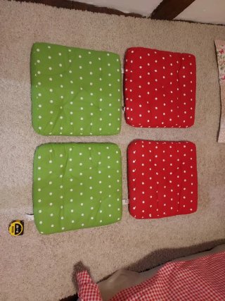Cojines lunares verdes y rojos