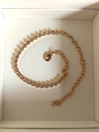 Pulsera dorada con brillos