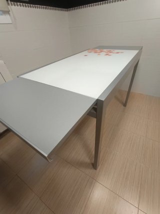 Mesa de cocina extensible de cristal y metal