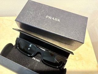 Gafas de sol Prada negras