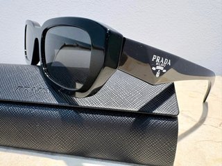 Gafas de sol Prada negras