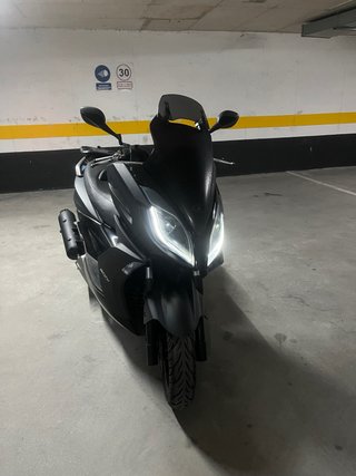 Kymco XCT 300i Maxi Scooter Negra
