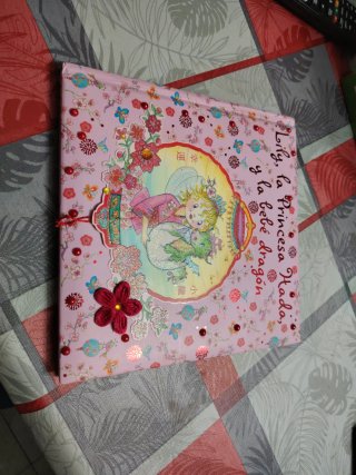Lily, la Princesa Hada, y la bebé dragón