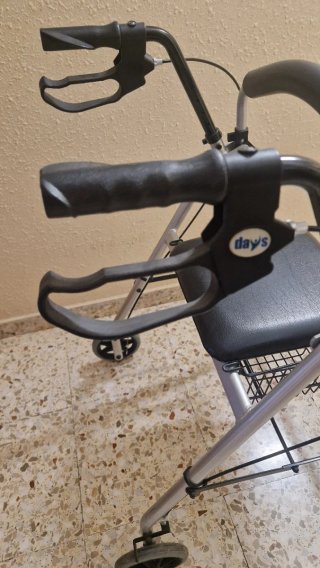 Andador con asiento y frenos