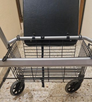 Andador con asiento y frenos