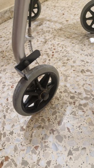 Andador con asiento y frenos