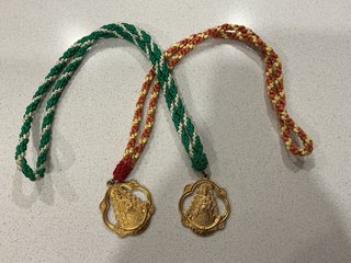 Lote 2 medallas Virgen del Rocío doradas