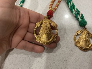 Lote 2 medallas Virgen del Rocío doradas