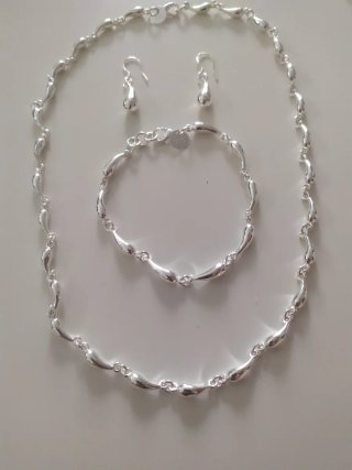 Conjunto de joyería lágrimas.