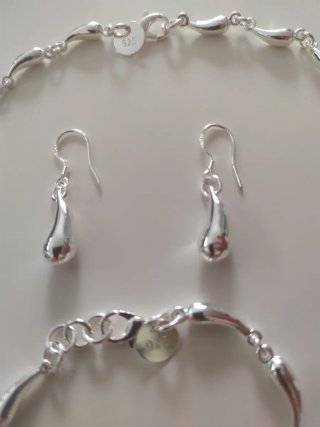 Conjunto de joyería lágrimas.