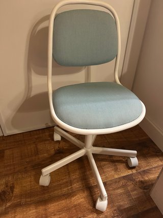 Silla de escritorio IKEA color azul y blanco