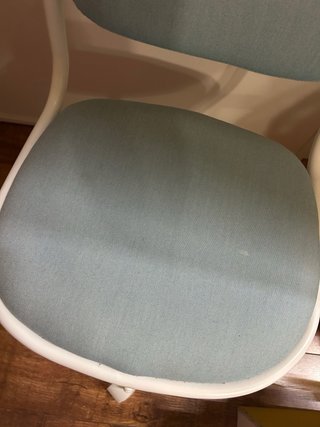 Silla de escritorio IKEA color azul y blanco