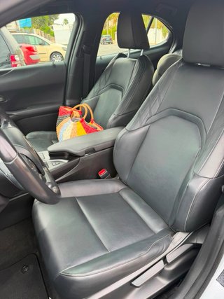 Lexus UX 250H F spot