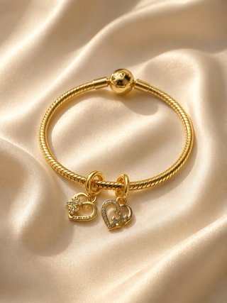 Pulsera Pandora Dorada con charm Corazones 18 cm