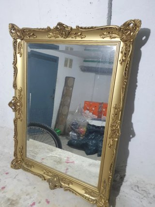 Espejo dorado con marco decorado