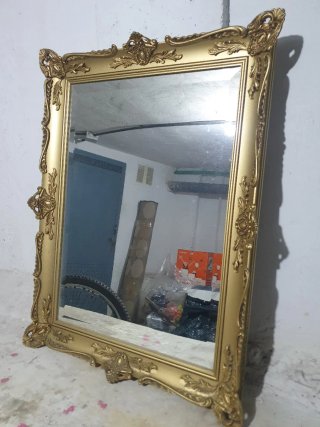 Espejo dorado con marco decorado