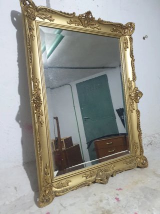 Espejo dorado con marco decorado
