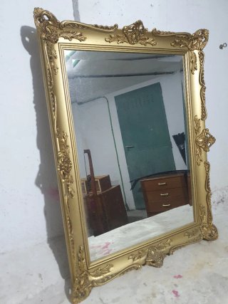 Espejo dorado con marco decorado