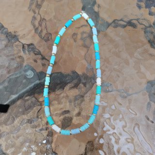 Collar de cuentas azul y blanco