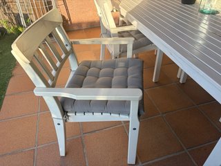 Mesa y sillas de jardín
