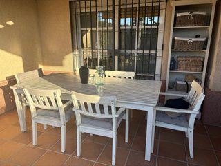 Mesa y sillas de jardín