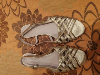 Sandalias doradas planas Cortefiel