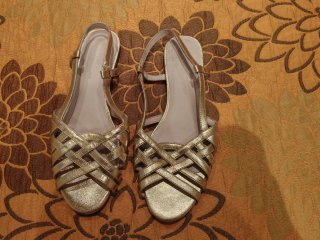 Sandalias doradas planas Cortefiel