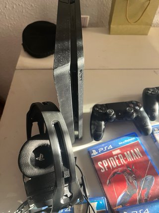 Consola PS4 Negra + 5 Juegos y Mandos