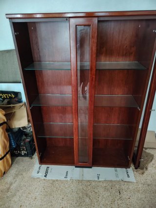 Vitrina de madera y cristal