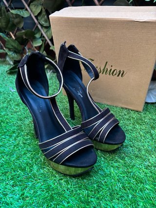 Sandalias de tacón negras