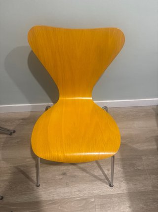 4 sillas de madera y hierro.