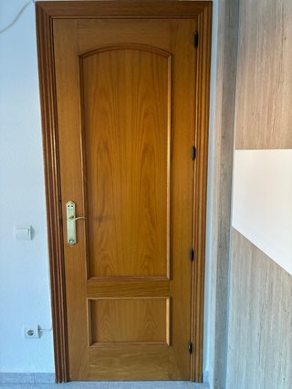 Puerta interior de madera