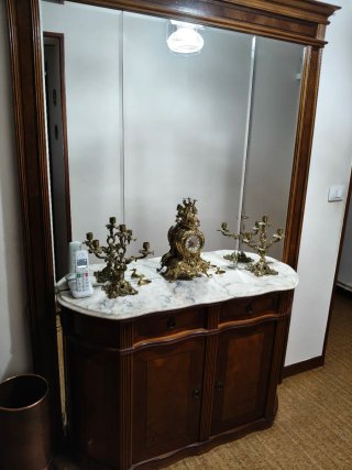 Mueble de madera con mármol