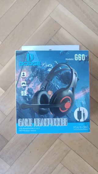 Auriculares negros con micrófono incorporado.