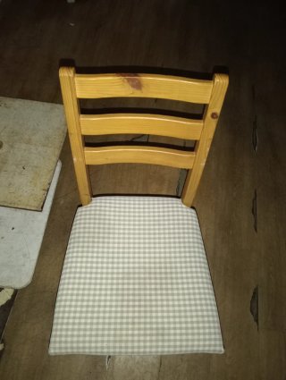 Sillas de madera con asiento de tela