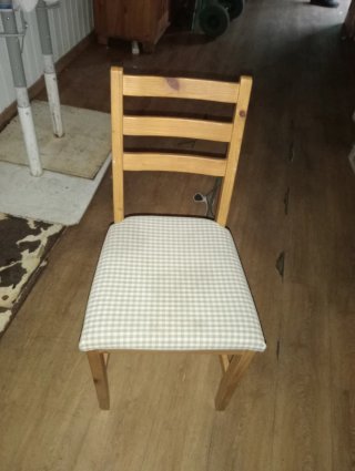 Sillas de madera con asiento de tela