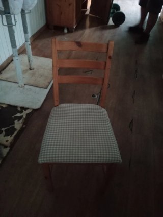 Sillas de madera con asiento de tela