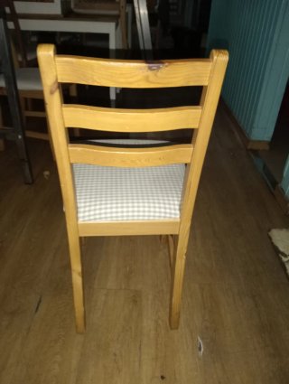 Sillas de madera con asiento de tela