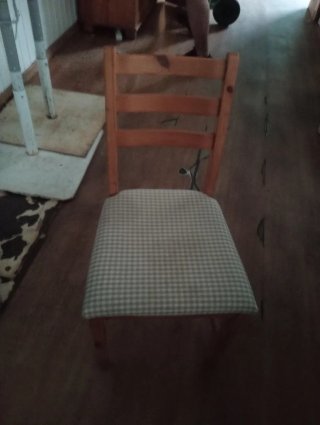 Sillas de madera con asiento de tela