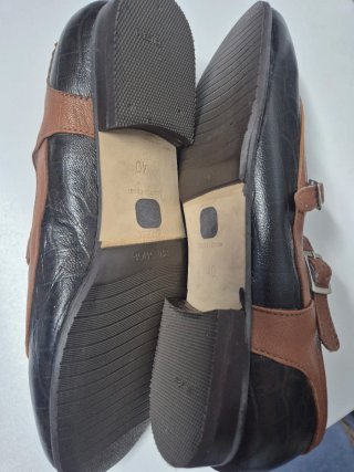 Zapatos de piel negros y marrones