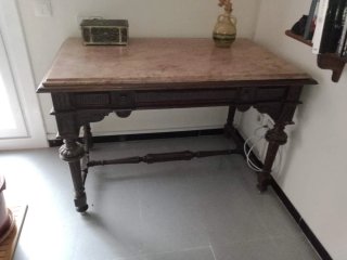 Taula antiga de marbre.  Mesa antigua de mármol