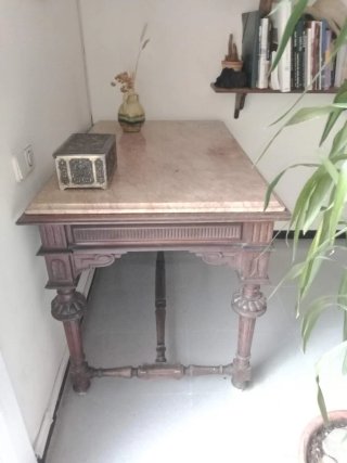 Taula antiga de marbre.  Mesa antigua de mármol