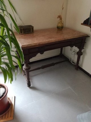 Taula antiga de marbre.  Mesa antigua de mármol