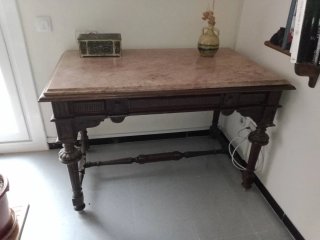Taula antiga de marbre.  Mesa antigua de mármol