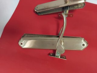 Manijas de puerta doradas