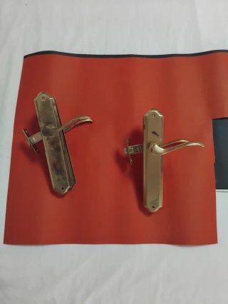 Manijas de puerta doradas